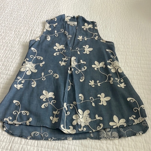 Sleeveless blouse - Picture 1 of 6